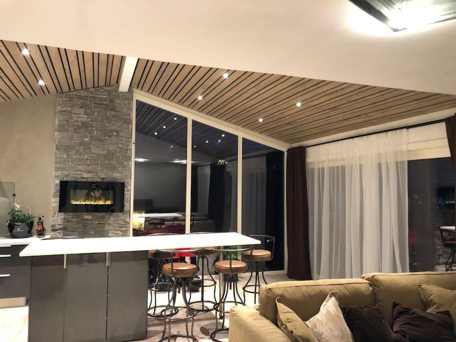 Topp Moderne Suite. لارفيك المظهر الخارجي الصورة